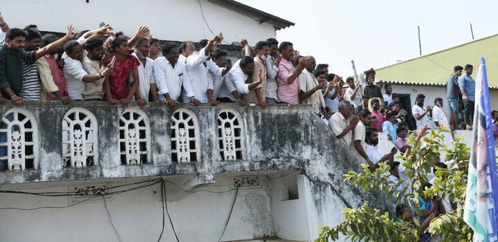 దారి పొడవునా జగన్ కు సాదర స్వాగతం