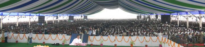 సభా వేదిక వద్ద భారీ సంఖ్యలో ప్రజలు