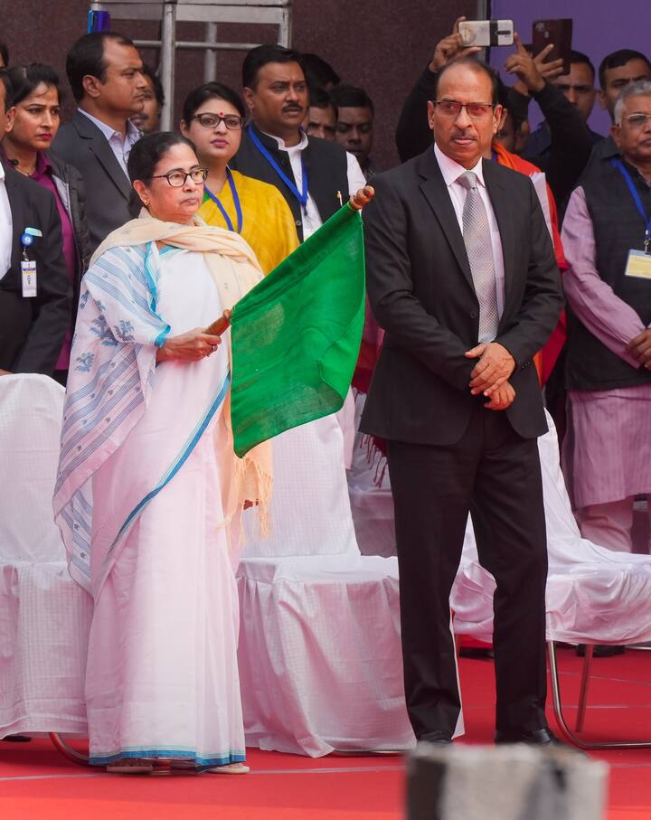 ভার্চুয়াল মাধ্যমে সবুজ পতাকা নড়লেন প্রধানমন্ত্রী। মুখ্যমন্ত্রী পতাকা নাড়লেন উদ্বোধনী মঞ্চের নিচে দাঁড়িয়ে।