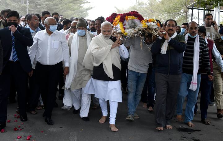 हिराबेन यांना रुग्णालयात दाखल केल्यानंतर पंतप्रधान नरेंद्र मोदी यांनी अहमदाबादमध्ये रुग्णालयात येऊन आईची विचारपूस केली होती. हिराबेन यांना श्वास घेण्याचा त्रास होत असल्यानं रुग्णालयात दाखल करण्यात आलं  होतं.
