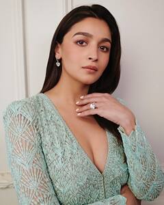 मां बनने के बाद और भी ग्लैमरस हो गई हैं Alia Bhatt...ग्लो देख फैंस ने बुलाया 'संतूर मम्मी', देखें PICS