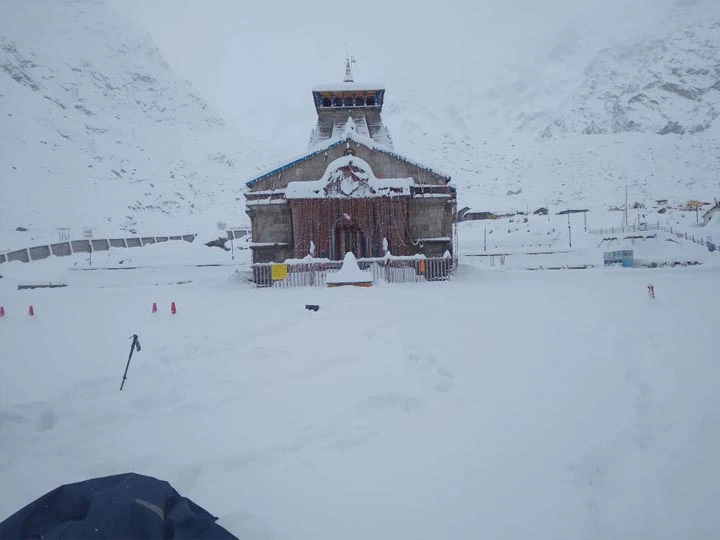 Rudraprayag News: केदारनाथ धाम ने ओढ़ी बर्फ की चादर, नए साल का जश्न बनाने चोपता पहुंचे सैलानियों के खिले चेहरे