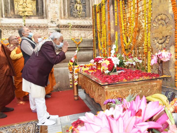 पूजा-पाठ और धर्म गुरु दलाई लामा से मिलने के बाद मीडिया से बातचीत में सीएम ने पीएम मोदी की मां के निधन पर भी शोक जताया. कहा कि यह बहुत दुख की बात है. जैसे ही पता चला उन्हें तो उन्होंने शोक संदेश दिया. यह दुख की बात है.