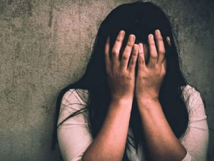 Hajipur Crime entering the house the bullies forcibly Molestation the woman ann Hajipur Crime: अकेली पाकर घर में घुसकर दबंगों ने किया जबरन दुष्कर्म, थाने की चक्कर लगा रही महिला