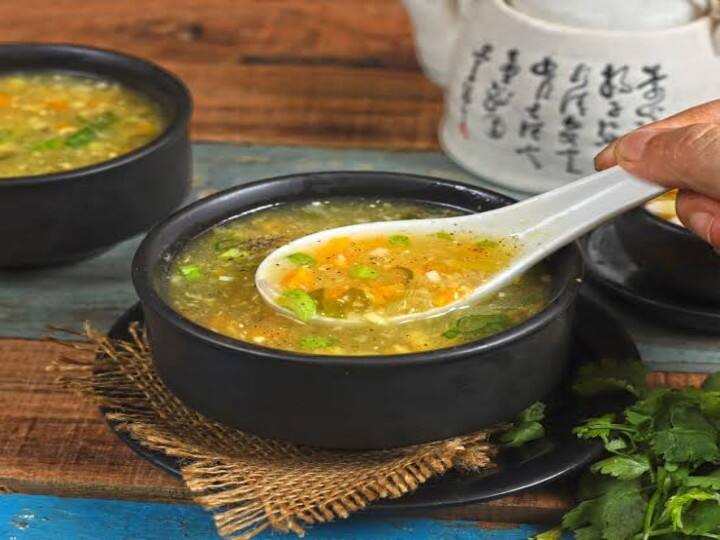 Follow the recipe to make sweet corn soup at home Makai Shorba Recipe: सर्दी के दिनों में फैमिली के साथ करना है ​इंजॉय तो इस तरह बनाएं स्वीट कॉर्न सूप, यहां है रेसिपी