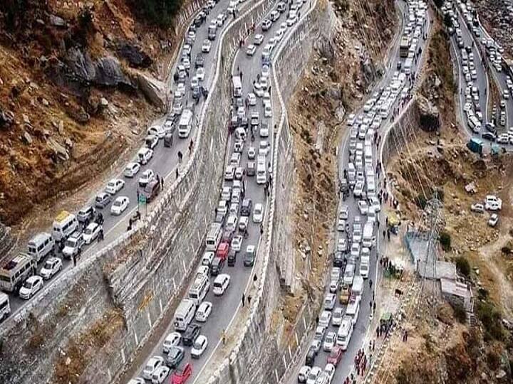 Himachal Pradesh Tourists stranded in over 400 vehicles in Atal Tunnel rescued Himachal Pradesh: இமாச்சல பிரதேசத்தில் கடும் பனிப்பொழிவு... மணிக்கணக்கில் சாலையில் காத்திருந்த பயணிகள்...! 