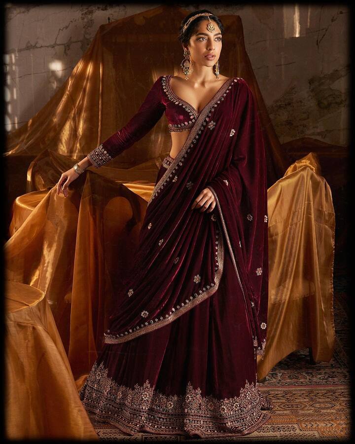 యువరాణిలా హుందాగా కనిపిస్తూ మెరిసిపోతుంది. Image credit: Shobhita Dhulipala/ Instagram