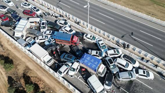 Zhengzhou Accident : 200 हून अधिक गाड्या एकमेकांवर आदळून भीषण अपघात, दाट धुक्यामुळे मोठी दुर्घटना