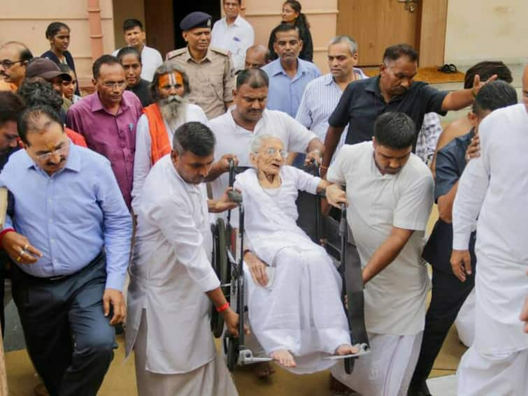 PM Modi Arrives At Mother Heeraben's Gandhinagar Home After Her Demise: Watch