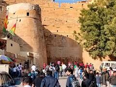 In Pics: जैसलमेर में न्यू ईयर का जश्न मनाने वाले सैलानियों का लगा तांता, पर्यटन व्यवसायियों के चेहरे पर छाई खुशी