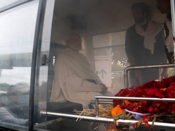 PM Modi Mother Death: भावुक मन, आंखें नम... पंचतत्व में विलीन हुईं मां हीराबेन तो निहारते रहे पीएम मोदी