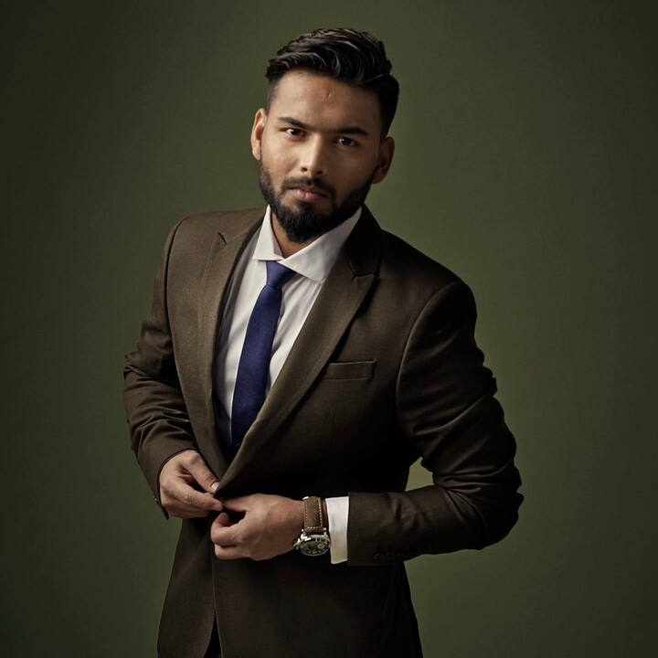 চিকিৎসকদের ভাবাচ্ছে পন্থের হাঁটুর লিগামেন্টের চোট। ভারতীয় ক্রিকেট বোর্ড থেকে জানানো হয়েছে, ডান হাঁটুর লিগামেন্ট ছিঁড়েছে। তবে অস্থিরোগ বিশেষজ্ঞ রজত বন্দ্যোপাধ্যায় বলছেন, 'হাঁটুর চারটে লিগামেন্ট থাকে। তার মধ্যে কটা ছিঁড়েছে দেখতে হবে। এমআরআই স্ক্যানের রিপোর্ট না দেখে তা বলা সম্ভব নয়। ভারতীয় ক্রিকেট বোর্ড থেকে যে বলা হয়েছে লিগামেন্ট ছিঁড়েছে, সেটা সম্ভবত ফিজিক্যাল ডায়াগনসিস করে বলেছেন বিশেষজ্ঞরা। সরাসরি ক্লিনিক্যাল অ্যাসেসমেন্ট করলে এটা বলা যায়। হাঁটুর নড়াচড়া দেখে অনুমান করা যায়। তবে স্ক্যান রিপোর্ট এলে ছবিটা পরিষ্কার হবে।'