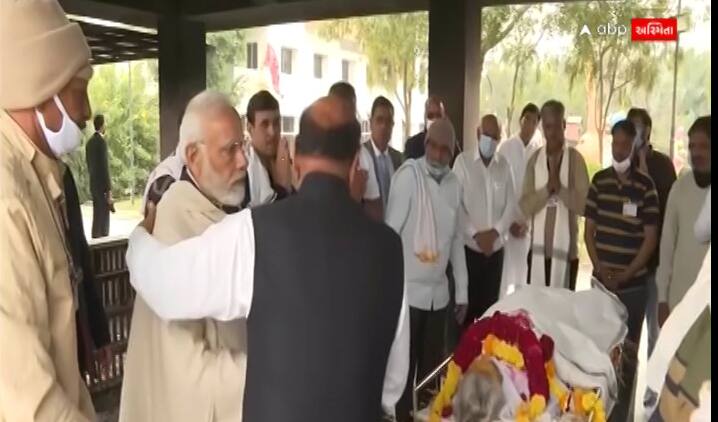 Shankar Singh Vaghela shook hands with Modi in the crematorium સ્મશાનમાં ક્યા રાજકીય વિરોધીએ મોદી સાથે મિલાવ્યા હાથ? ખભે હાથ મૂકીને ભેટીને આપ્યું સાંત્વન......