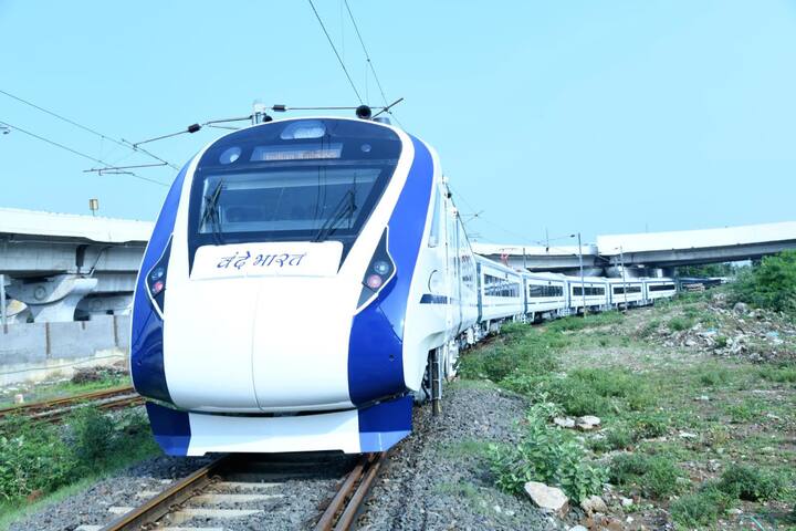 বন্দে ভারত এক্সপ্রেস দেশে প্রথম চালু হয় ২০১৯ সালে দিল্লি-বারাণসী রুটে। এখন, দিল্লি-কাটরা, গাঁধীনগর-মুম্বই, নয়াদিল্লি-হিমাচল প্রদেশ, চেন্নাই-মাইসোর ও বিলাসপুর-নাগপুর রুটে চলছে এই ট্রেন। শুক্রবার চালু হল দেশের সপ্তম এবং বাংলায় প্রথম বন্দে ভারত এক্সপ্রেস।