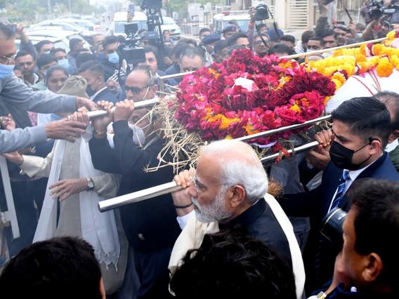 PM Modi Mother Death: भावुक मन, आंखें नम... पंचतत्व में विलीन हुईं मां हीराबेन तो निहारते रहे पीएम मोदी