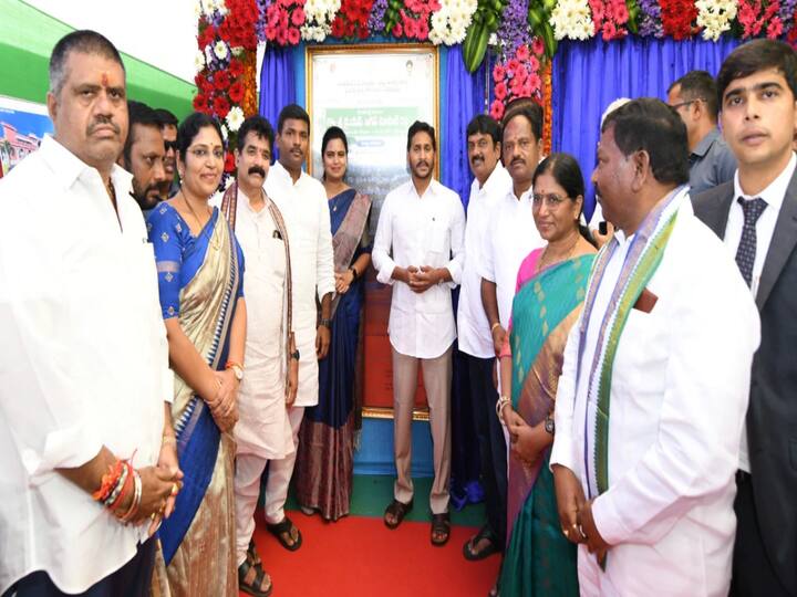 ఏపీ సీఎం జగన్ మోహన్ రెడ్డి నర్సీపట్నంలో పర్యటించారు. తాండవ– ఏలేరు ఎత్తిపోతల పథకం కాలువల అనుసంధాన ప్రాజెక్టులకు శంకుస్థాపన చేశారు.