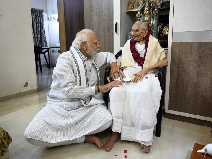हीराबेन ने मई 2016 में अपने बेटे और देश के प्रधानमंत्री नरेंद्र मोदी से राजधानी नई दिल्ली का आधिकारिक आवास पर मुलाकात की थी.