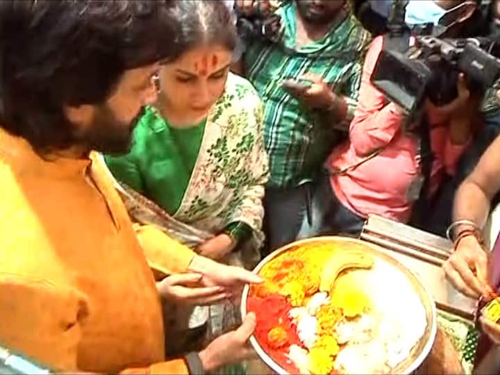रितेश आणि जेनिलियाला पाहण्यासाठी तुळजापुरात भाविकांनी मोठ्या प्रमाणात गर्दी केली होती.