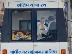 आखिरी नमन से मुखाग्नि तक एक पल भी नहीं हुए दूर...मां के अंतिम सफर में पार्थिव देह के साथ शव वाहन में बैठे रहे पीएम