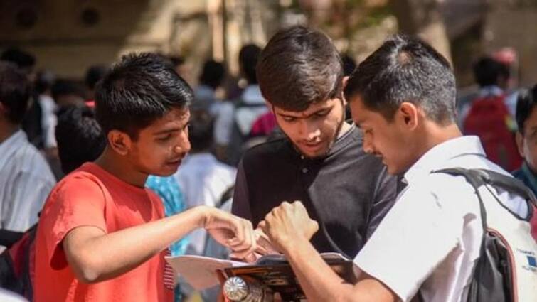 maharashtra news nashik news D.Ed, CTET exam on same day, students confused in nashik Nashik CTET Exam : डीएड, सीटीईटी परीक्षा एकाच दिवशी, विद्यार्थी संभ्रमात, नेमका कोणता पेपर सोडवायचा? 