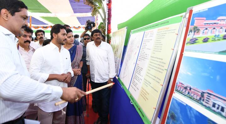 వివిధ సంక్షేమ కార్యక్రమాలపై అధికారులతో చర్చిస్తున్న జగన్
