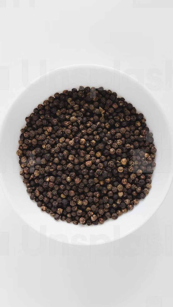 काळी मिरी आरोग्यासाठी अतिशय फायदेशीर असते. याचं सेवन करण्यासाठी विविध प्रकार आहेत.