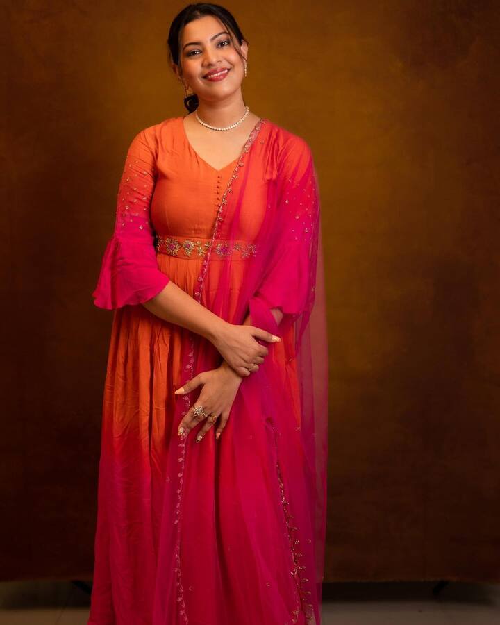 తాజాగా భర్తతో కలిసి వన్ మినిట్ ప్రైమ్ రీల్స్ లో మోడ్రన్ గెటప్‌లో ప్రేక్షకులను ఆశ్చర్యపరిచింది. Image Credit: Geetha Madhuri/Instagram