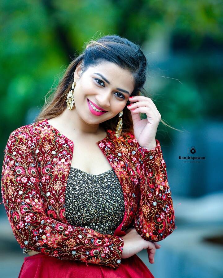 ప్రస్తుతం ఇనాయ, రోల్ రైడా జంటగా 'BB Jodi' డాన్స్ షోలో పాల్గొంటున్నారు. Image Credit: Inaya Sultana/Instagram