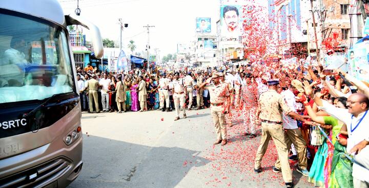 సీఎం ప్రత్యేక వాహనంపై పూలు జల్లి అభిమానం చాటుకుంటున్న అభిమానులు