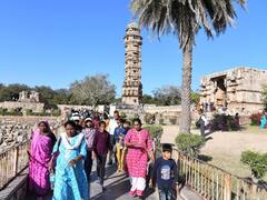 In Photos: चित्तौड़गढ़ दुर्ग की सैर करने पहुंचे सैलानी, सेल्फी लेकर संजो रहे सुनहरी यादें, देखें तस्वीरें