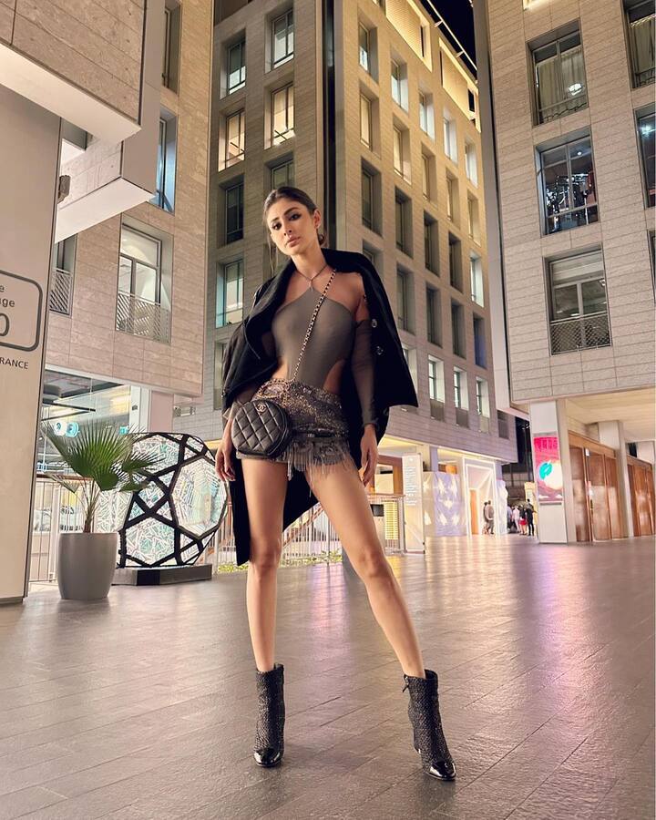 अभिनेत्रीने काळे बूट घातले आहेत. हा लूक दाखवत मौनीने कॅमेऱ्यासमोर एकामागून एक पोज दिल्या आहेत. यात अभिनेत्री खूपच हॉट दिसत आहे.(फोटो सौजन्य :imouniroy/इंस्टाग्राम)