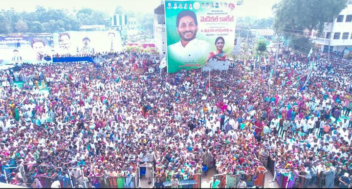 సభకు భారీగా తరలి వచ్చిన జనం, సభా వేదిక బయట బారులు తీరిన అభిమానులు