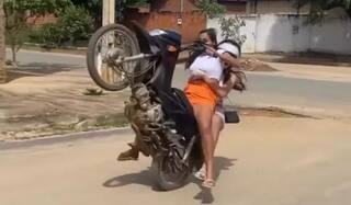 Viral Video: ਬਾਈਕ ਚਲਾਉਂਦੇ ਹੋਏ ਕੁੜੀ ਨੇ ਹਵਾ 'ਚ ਚੁੱਕਿਆ ਪਹਿਲਾ ਪਹੀਆ, ਲੋਕਾਂ ਨੇ ਕਿਹਾ- ਪਾਪਾ ਦੀ ਪਰੀ ਹਵਾ 'ਚ ਉੱਡੀ...