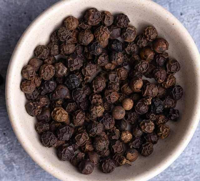 Black Pepper Benefits : काळी मिरी हा मसाल्यातील एक महत्त्वाचा पदार्थ आहे.