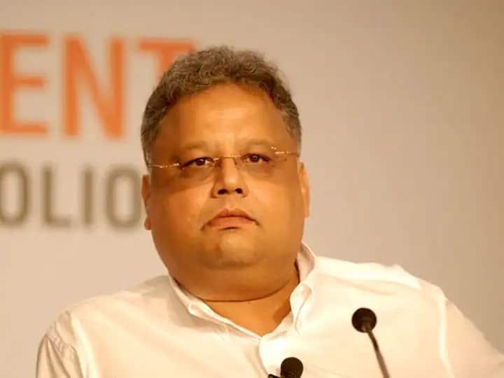 मार्केट के बिग बुल कहे जाने वाले राकेश झुनझुनवाला की मृत्यु 14 अगस्त को हो गई. वह काफी लंबे वक्त से बीमार थे और अपनी मृत्यु से कुछ दिन पहले ही उन्होंने Akasa Air को लॉन्च किया था.(PC: File Pic)
