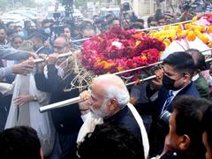 PM मोदी की मां हीराबेन का निधन...सोनिया, राहुल और प्रियंका गांधी ने जताया शोक