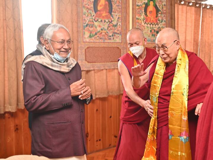 नीतीश कुमार ने कहा कि यहां पर भगवान बुद्ध को ज्ञान की प्राप्ति हुई यह तो आप सब जानते ही हैं. उसके चलते इस जगह का महत्व बढ़ जाता है. दलाई लामा से तो हम मिलते ही रहे हैं.