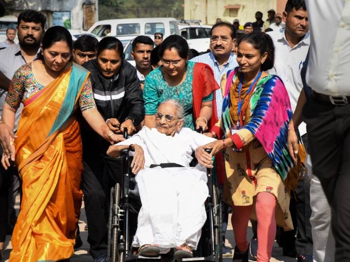 हीराबेन मोदी का 30 दिसंबर को अहमदाबाद के यूएन मेहता अस्पताल में निधन हो गया. उन्हें 28 दिसंबर को तबीयत खराब होने के कारण अस्पताल में भर्ती कराया गया था. प्रधानमंत्री मोदी ने अपनी मां के निधन की जानकारी खुद ट्वीट कर दी.
