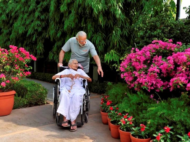 PM Modis Mother Heeraben Modi Passed Away at the Age of 100 Deeply saddened BY Gujarat CM 'भक्ति, तपस्या और कर्म की त्रिवेणी...' PM मोदी की मां के निधन पर तमाम नेताओं ने जताया दुख, जानिए क्या कहा