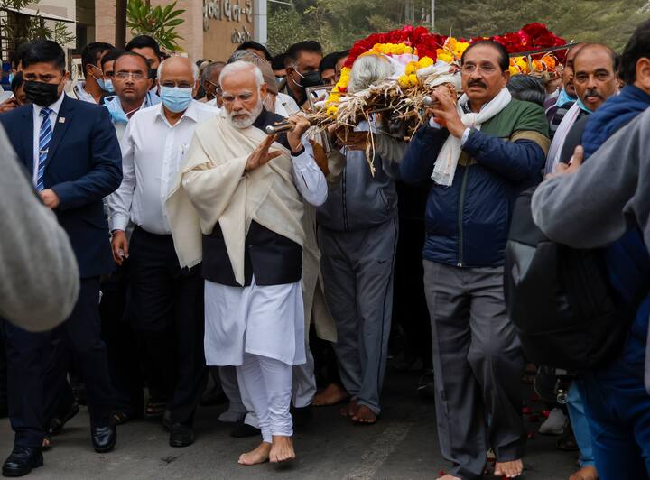 Narendra Modi : ভোররাতে নিজেই দেশবাসীকে দিয়েছিলেন ব্যক্তি শোকের খবর। সকালেই দিল্লি থেকে উড়ে যায় গাঁধীনগর, সেখানে গিয়ে মায়ের শেষকৃত্যে যোগ দেন মাতৃহারা মোদি।