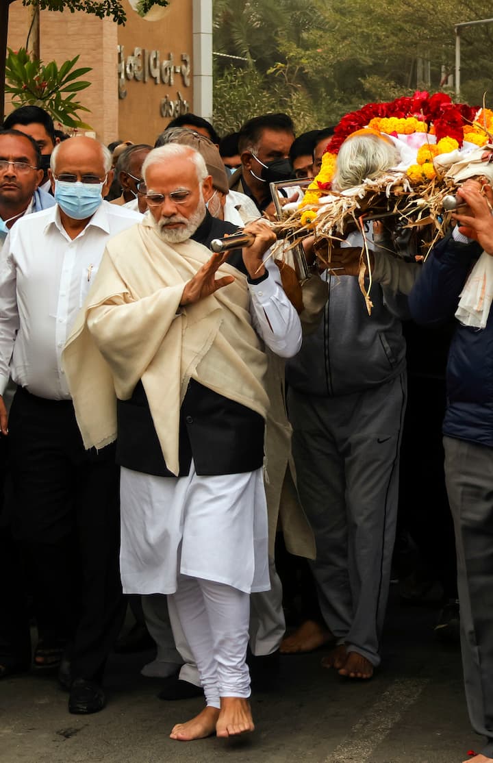 हीराबेन के पार्थिव शरीर को शव वाहिनी से गांधीनगर के सेक्टर 30 स्थित श्मशान भूमि ले जाया गया.