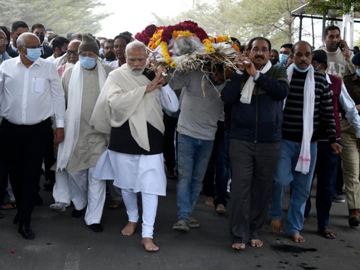 Heeraben Modi Passed Away: प्रधानमंत्री नरेंद्र मोदी की मां हीराबेन मोदी का 100 साल की उम्र में निधन हो गया है. अहमदाबाद के यूएन मेहता अस्पताल में उन्होंने आखिरी सांस ली.