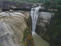 New Year 2023: सर्दियों में और भी खूबसूरत हुआ कुमेली वाटरफॉल, न्यू ईयर मनाने पहुंच रहे लोग, देखें तस्वीरें