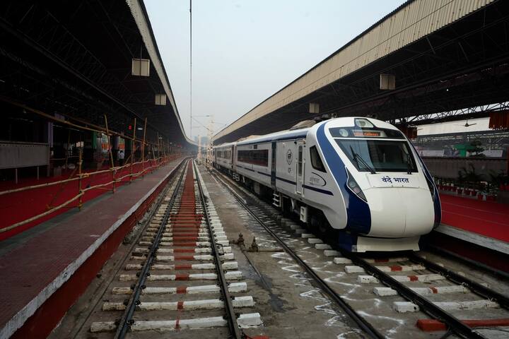 Vande Bharat Express: সাড়ে ৭ ঘণ্টায় সমতল থেকে পাহাড়। হাওড়া থেকে নিউ জলপাইগুড়ির উদ্দেশে রওনা বন্দে ভারত এক্সপ্রেসের।