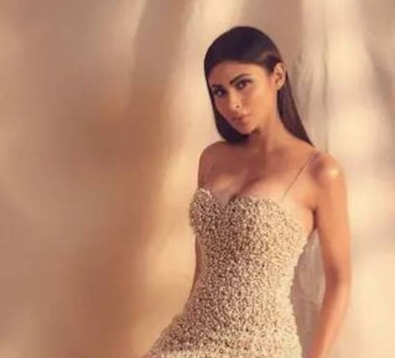 ट्यूब ब्रा आणि मिनी स्कर्टवर मौनी रॉयनेचे फोटोशूट