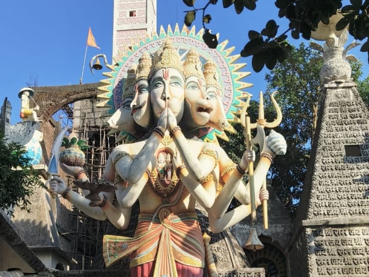 Temple of Indore: निराला धाम के पुजारी प्रकाश वागरेचा के मुताबिक इस मंदिर के निर्माण का आदेश उन्हें हनुमान जी ने दिया था. इस मंदिर की संचालन संचालन समिति में किसी इंसान को शामिल नहीं किया गया है.