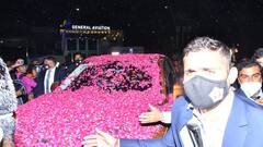 Anant Ambani: বিমানবন্দরে মুকেশ অম্বানির পরিবার, পুষ্পবৃষ্টিতে স্বাগত জানানো হল অনন্ত ও রাধিকাকে