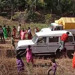 कच्ची शराब बनाने वालों को पकड़ने गई आबकारी विभाग और पुलिस टीम हमला, 12 घायल