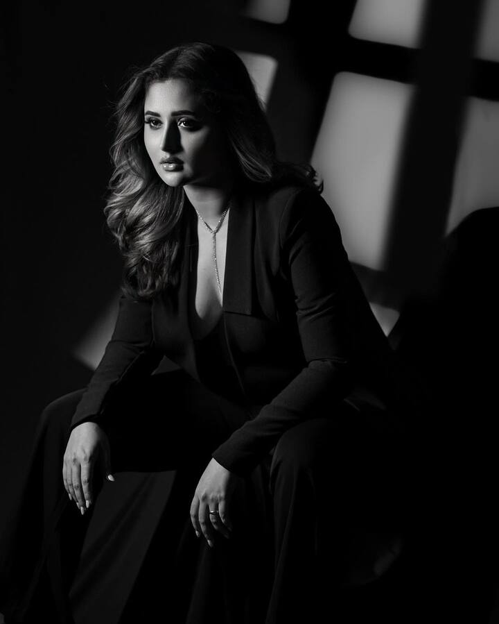 आपल्या अभिनयासोबतच ही अभिनेत्री तिच्या फॅशन सेन्स आणि ड्रेसिंग स्टाइलमुळे सोशल मीडियावर चर्चेत असते. (फोटो सौजन्य : imrashamidesai/इंस्टाग्राम )