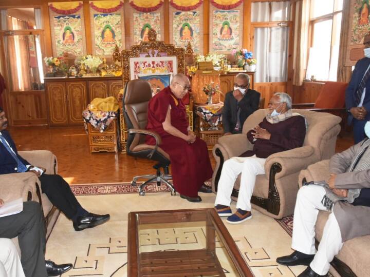 बिहार के मुख्यमंत्री नीतीश कुमार शुक्रवार को गया पहुंचे. इस क्रम में उन्होंने बौद्ध धर्म गुरु दलाई लामा से भी मुलाकात की.